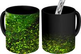 Magische Mok - Foto op Warmte Mok - Gloeiwormen in een groen landschap tijdens daglicht - 350 ML