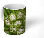 Mok - Close-up van een gesneden okra omringd door groene okra's - 350 ML - Beker
