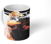 Mok - Een explosie in een kop van ijskoffie op een zwarte achtergrond - 350 ML - Beker