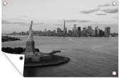 Tuindecoratie Vrijheidsbeeld met skyline New York in zwart wit - 60x40 cm - Tuinposter - Tuindoek - Buitenposter
