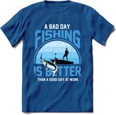 A Bad Day Fishing - Vissen T-Shirt | Blauw | Grappig Verjaardag Vis Hobby Cadeau Shirt | Dames - Heren - Unisex | Tshirt Hengelsport Kleding Kado - Donker Blauw - S