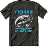 Fishing Has No Age Limit - Vissen T-Shirt | Blauw | Grappig Verjaardag Vis Hobby Cadeau Shirt | Dames - Heren - Unisex | Tshirt Hengelsport Kleding Kado - Donker Grijs - L