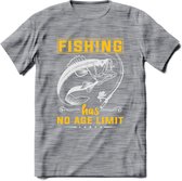 Fishing Has No Age Limit - Vissen T-Shirt | Geel | Grappig Verjaardag Vis Hobby Cadeau Shirt | Dames - Heren - Unisex | Tshirt Hengelsport Kleding Kado - Donker Grijs - Gemaleerd -