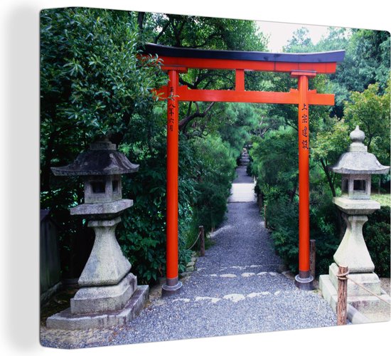 Canvas Schilderij Japanse torii poort staat tussen de bomen - 120x90 cm - Wanddecoratie