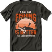 A Bad Day Fishing - Vissen T-Shirt | Oranje | Grappig Verjaardag Vis Hobby Cadeau Shirt | Dames - Heren - Unisex | Tshirt Hengelsport Kleding Kado - Donker Grijs - 3XL