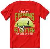 A Bad Day Fishing - Vissen T-Shirt | Groen | Grappig Verjaardag Vis Hobby Cadeau Shirt | Dames - Heren - Unisex | Tshirt Hengelsport Kleding Kado - Rood - S