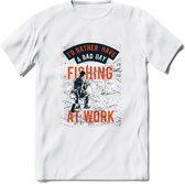 A bad Day Fishing - Vissen T-Shirt | Oranje | Grappig Verjaardag Vis Hobby Cadeau Shirt | Dames - Heren - Unisex | Tshirt Hengelsport Kleding Kado - Wit - M