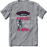 A bad Day Fishing - Vissen T-Shirt | Roze | Grappig Verjaardag Vis Hobby Cadeau Shirt | Dames - Heren - Unisex | Tshirt Hengelsport Kleding Kado - Donker Grijs - Gemaleerd - 3XL
