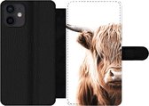 Bookcase Geschikt voor iPhone 12 telefoonhoesje - Schotse hooglander - Koe - Dieren - Met vakjes - Wallet case met magneetsluiting