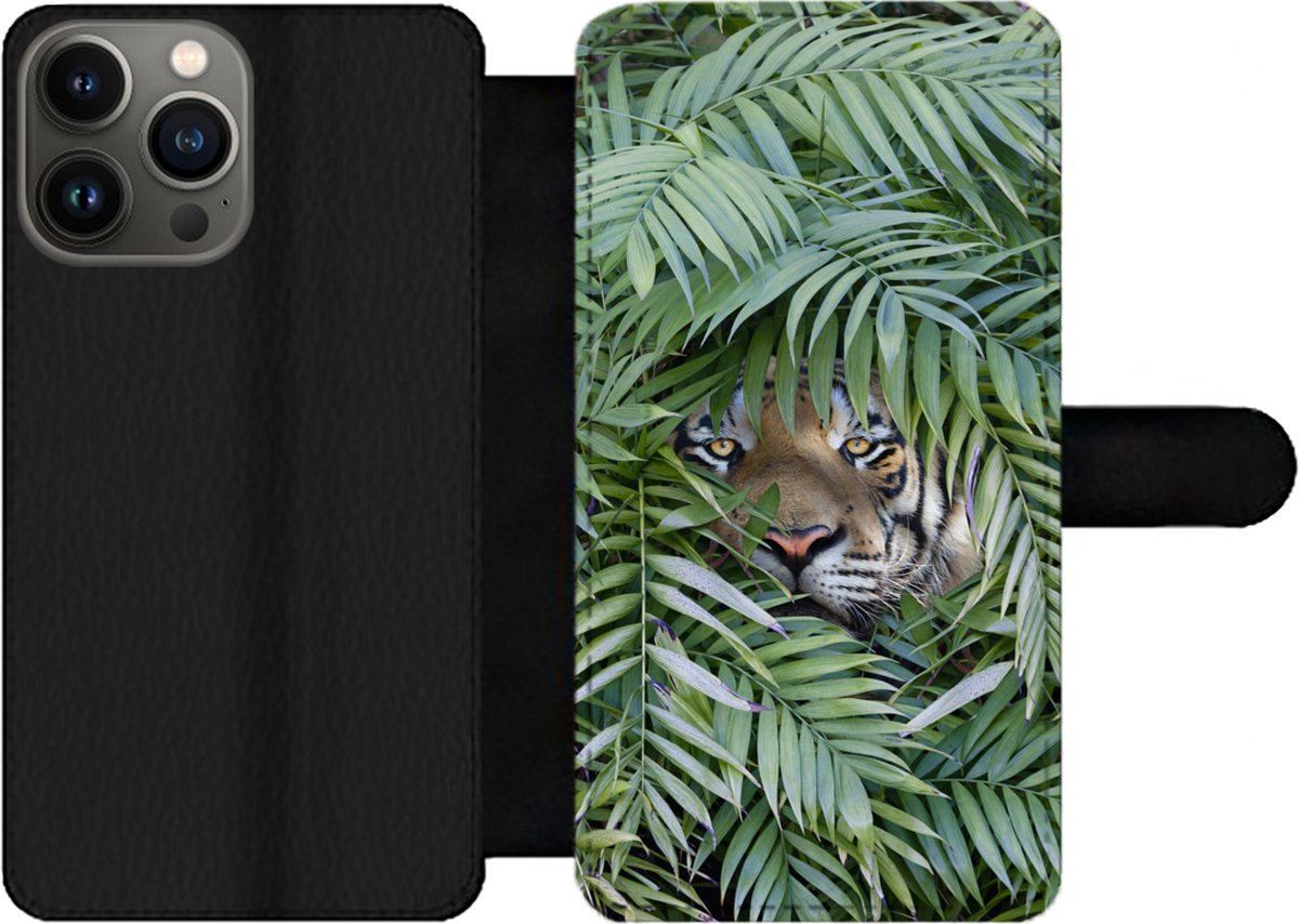 Telefoonhoesje Geschikt voor iPhone 13 Pro Max telefoonhoesje - Tijger - Bladeren - Varen - Met vakjes - Wallet case met magneetsluiting
