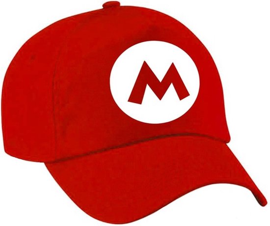 Rode baseballpet met een wit rond logo met een rode 'M' erop.