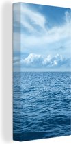 Canvas Schilderij Uitzicht over de blauwe golven op zee - 40x80 cm - Wanddecoratie