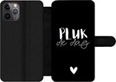 Bookcase Geschikt voor iPhone 11 Pro Max telefoonhoesje - Pluk de dag - Quotes - Spreuken - Carpe diem - Met vakjes - Wallet case met magneetsluiting