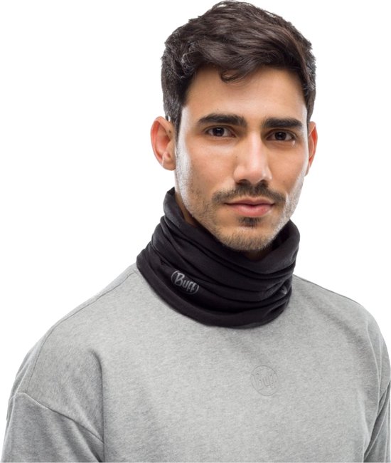 Zwarte nekwarmer van Buff, gedragen door een man met een grijze trui. Logo op de nekwarmer.