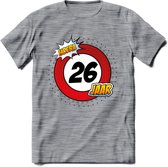 26 Jaar Hoera Verkeersbord T-Shirt | Grappig Verjaardag Cadeau | Dames - Heren | - Donker Grijs - Gemaleerd - 3XL