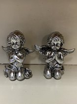 Zilveren engel beeldjes - Set van 2 stuks - polyresin - hoogte 10x9x5 cm - engel - Decoratieve beeldjes - Woonaccessoires