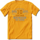 10 Jaar Legend T-Shirt | Goud - Zilver | Grappig Verjaardag Cadeau | Dames - Heren | - Geel - M