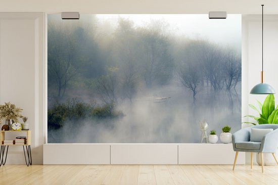 Behang - Fotobehang Redwood forest ingesloten door een dichte mist - Breedte 600 cm x hoogte 400 cm