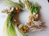 Prachtige krans kleur oker-groen pluimen en diverse droogbloemen 40cm diameter