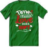 Time Passes Love Does Not - Valentijn T-Shirt | Grappig Valentijnsdag Cadeautje voor Hem en Haar | Dames - Heren - Unisex | Kleding Cadeau | - Donker Groen - S