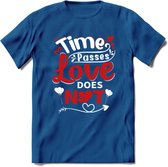 Time Passes Love Does Not - Valentijn T-Shirt | Grappig Valentijnsdag Cadeautje voor Hem en Haar | Dames - Heren - Unisex | Kleding Cadeau | - Donker Blauw - L