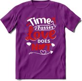 Time Passes Love Does Not - Valentijn T-Shirt | Grappig Valentijnsdag Cadeautje voor Hem en Haar | Dames - Heren - Unisex | Kleding Cadeau | - Paars - L