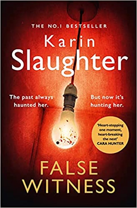 Boekomslag van 'False Witness' door Karin Slaughter. Rode achtergrond met een gloeilamp die naar beneden hangt.