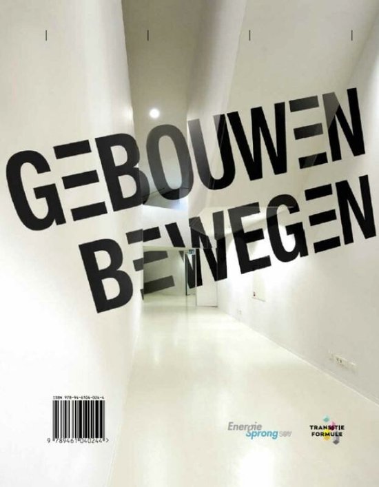 Grote zwarte letters met de tekst 'GEBOUWEN BEWEGEN' op een witte muur in een gang. Energie Sprong Transitie Formule.
