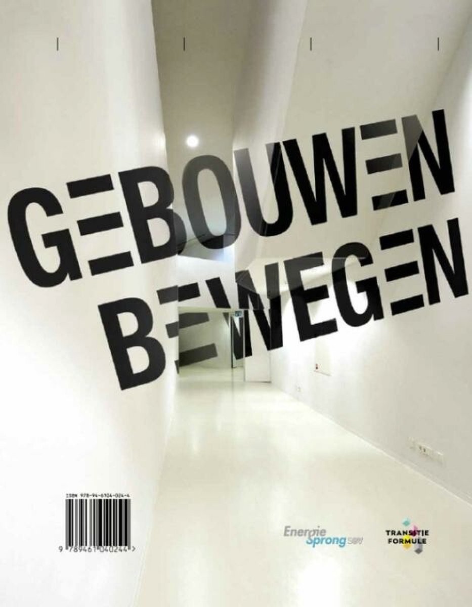 Grote zwarte letters met de tekst 'GEBOUWEN BEWEGEN' op een witte muur in een gang. Energie Sprong Transitie Formule.