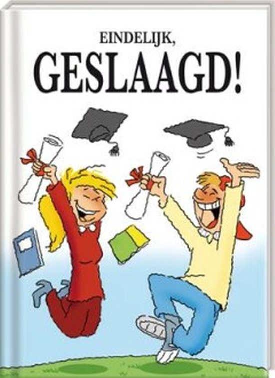 Twee lachende studenten met diploma's en afstudeerhoeden, met boeken en de tekst "Eindelijk, GESLAAGD!".