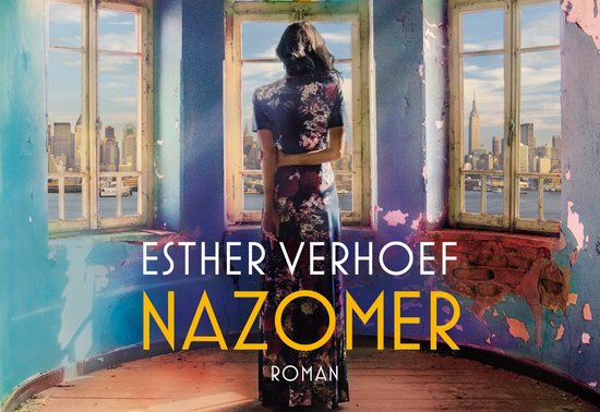 Een vrouw in een jurk met bloemenprint staat met de rug naar de camera in een kamer met verf die afbladdert. Esther Verhoef Nazomer ROMAN.