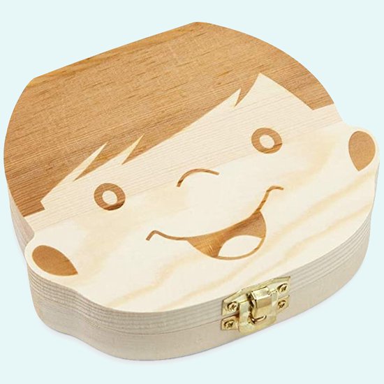 Houten babydoosje in de vorm van een jongen met een gezicht en een gouden slotje.
