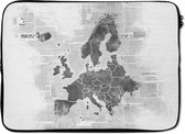 Laptophoes 13 inch - Europakaart op krantenpapier - zwart wit - Laptop sleeve - Binnenmaat 32x22,5 cm - Zwarte achterkant