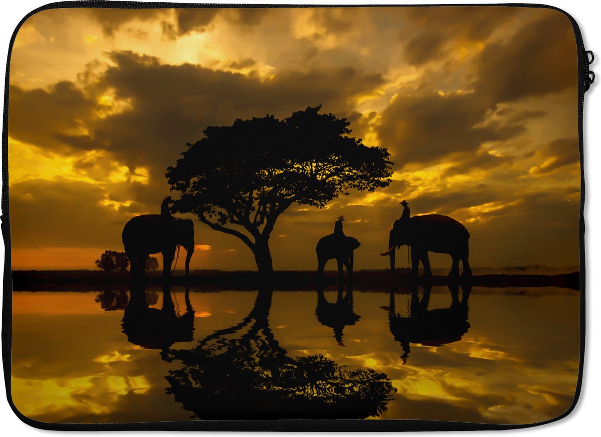 Laptophoes 13 inch 34x24 cm - Olifant - Macbook & Laptop sleeve Silhouet van Thaise olifanten tijdens zonsopgang - Laptop hoes met foto