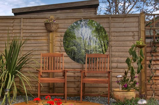 Tuincirkel De zon schijnt door een opening in het Regenwoud in Thailand - 60x60 cm - Ronde Tuinposter - Buiten