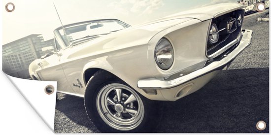 Een witte Ford Mustang op een parkeerplaats