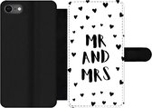Bookcase Geschikt voor iPhone 8 telefoonhoesje - Quotes - 'Mr and Mrs' - Hart - Spreuken - Met vakjes - Wallet case met magneetsluiting
