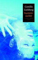 Couverture du livre : Camilla Läckberg, 'Vuurtorenwachter'. Une femme aux yeux fermés dans de l'eau bleue et verte, une main au-dessus de sa tête.