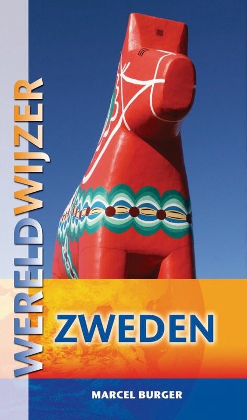 Rood houten paard met witte versieringen, met op de achtergrond een blauwe lucht.