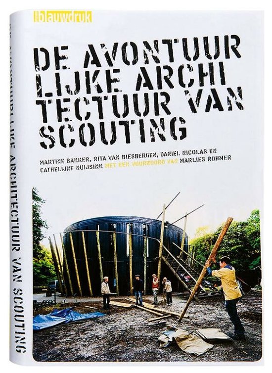 Voorzijde van het boek 'De avontuurlijke architectuur van scouting' met een grote ronde structuur in aanbouw.