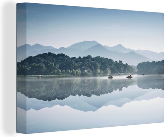 Canvas Schilderij Reflectie van bergen op het West Lake meer in China - 30x20 cm - Wanddecoratie