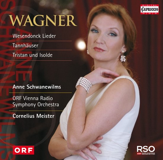 Anne Schwanewilms in een witte jurk, met parelketting en oorbellen, poseert voor de hoes van de cd Richard Wagner: Tannhäuser/Wesendonck-Lieder/Tristan Und Isolde.