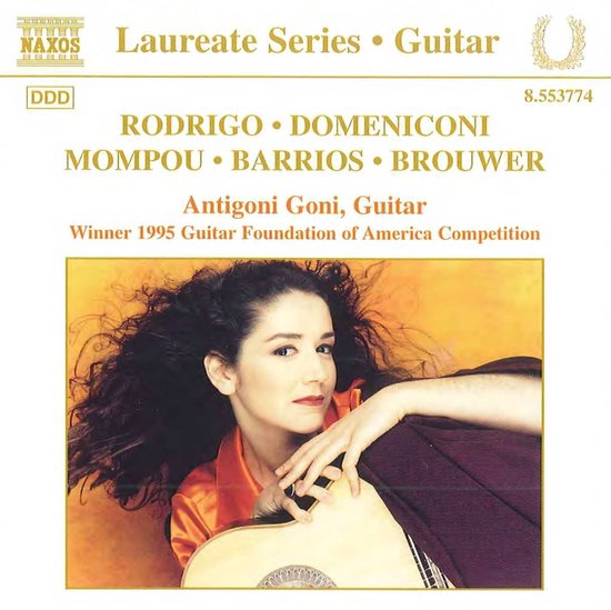 Antigoni Goni met een gitaar, met oranje shirt, bekroond in de Guitar Foundation of America Competition 1995.