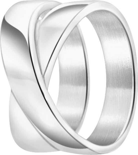 Een zilverkleurige ring met een gedraaid ontwerp dat twee ringen suggereert.