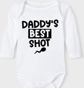 Baby Rompertje met tekst 'Daddy's best shot' |Lange mouw l | wit zwart | maat 50/56 | cadeau | Kraamcadeau | Kraamkado