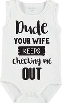Baby Rompertje met tekst 'Dude youre wife keeps checking me out' | mouwloos l | wit zwart | maat 62/68 | cadeau | Kraamcadeau | Kraamkado