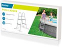 Verpakking van de Bestway zwembadladder, met afbeeldingen van de ladder en twee vrouwen bij een zwembad.