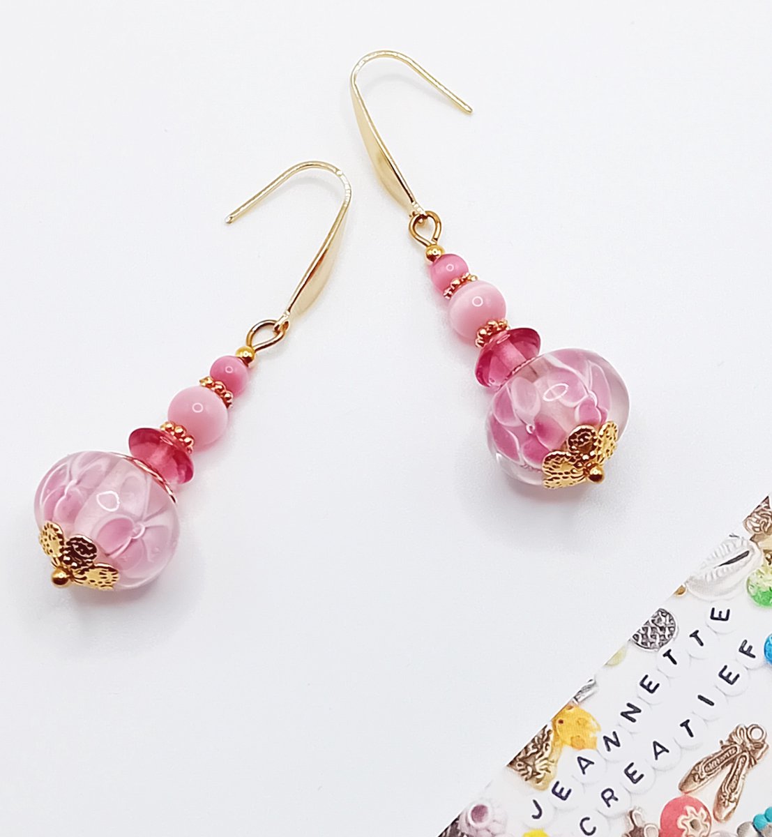 Jeannette-Creatief® - Chique - Oorhangers Pink Lampwork Glaskralen RVS Gouden Oorhaakjes DQ kralen - Roze Oorbellen - Oorbellen Goud RVS – Oorhangers – Oorbellen - Valentijn - Moederdag