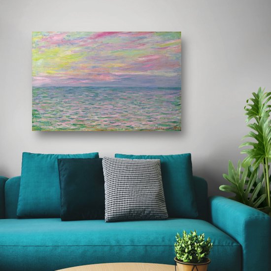 Peinture impressionniste d'un coucher de soleil sur la mer, accrochée au-dessus d'un canapé turquoise dans un salon.