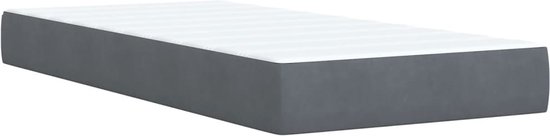 Matelas avec dessus blanc rayé et côtés gris foncé.